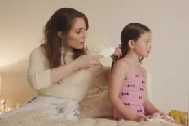儿子的女同学越看越眼熟，她悄悄拿到头发，一查还真是自己女儿！视频封面