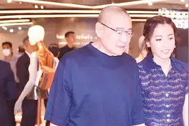 68岁刘銮雄三亿换肾状态回春，与甘比牵手亮相，重现大佬风范！视频封面