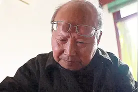 女子40岁却说自己55，骗走男友51万，被抓后男友竟给她求情视频封面