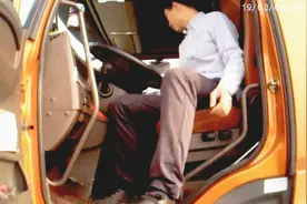 记不得身份证号又没带驾驶证 交警蜀黍当场揭穿无证驾驶司机视频封面