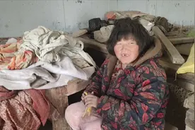 70岁老人捡了一个傻媳妇，如今20年过去，看老人平时咋对她视频封面