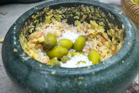 橄榄的常见吃法之一，农村超哥教你本地做法，味道清香咸辣！视频封面