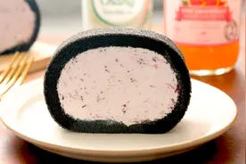 吃杨梅的季节到了，教你在家自制杨梅蛋糕卷，酸甜不腻又好吃