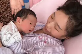 剖腹产后第二天，宝宝就和妈妈亲密互动，瞬间感觉所有的痛都值了视频封面