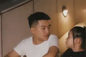 前妻离开了自己和孩子，男子独自抚养女儿，女儿的话让人心疼！视频封面