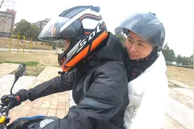 骑摩托车带媳妇儿兜风，试驾春风400NK后，媳妇儿果断放弃视频封面