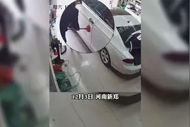 朋友车门凹陷维修预计几百元，男子拎马桶塞轻松搞定，瞬间复原！视频封面