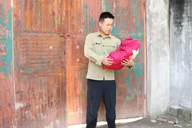 农村小伙门口捡个婴儿，5年后才得知是自己的孩子，结局令人深思视频封面