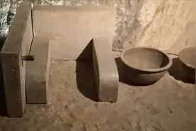 2000年前的厕所长啥样？蹲坑的样子没有变，为何旁边多了1根铁棍