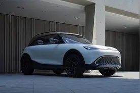 奔驰跟吉利搞了一个大号的Smart纯电SUV，变大了会更多人买单么？视频封面
