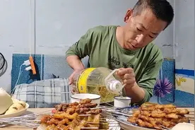东北老爸，晚上买了一点烧烤，外面下雨了，真冷，在屋撸串喝酒了视频封面