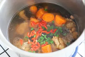 懒人版排骨炖胡萝卜，营养美味，特别是排骨，小孩都爱吃