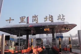 大连经济技术开发区宽阔的大马路，工业园繁华退去记忆犹存