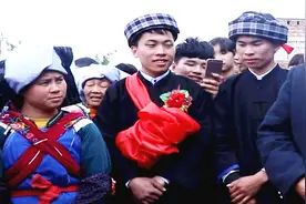 实拍贵州农村布依族小伙娶媳妇，闯过挡门酒，散无数红包终见新娘视频封面