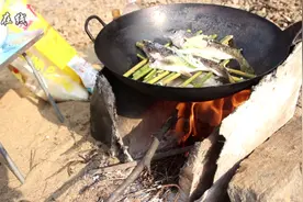 水库钓着两条野生的趴地虎，头一次见着这么大的鱼，蒸出来太鲜了视频封面