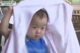 超人回来了：爸爸得知三胞胎吃自助餐免费时，又要把饭店吃到破产视频封面