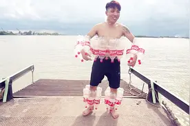 男子用塑料瓶绑在身上做成游泳圈，比所有的游泳设备还实用！