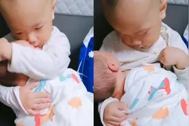 出生18天弟弟哭闹，2岁哥哥模仿妈妈抱起“喂奶”，女子看后心疼视频封面