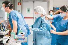 美国医护曝光医院黑幕，有的病人被认为“谋杀”，泪流满面视频封面