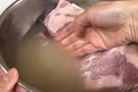 猪肉别光用清水洗了，厨师长教我清洗方法，脏东和西血水全洗出来