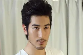 七年前宠粉狂魔高以翔就主动跟粉丝握手，暖心分享童年最爱叠叠乐视频封面