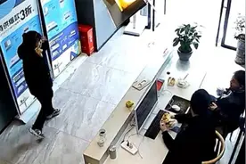 真损友！湖南一女子被老鼠吓得尖叫，2男同事竟无动于衷哈哈大笑视频封面