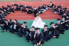 超甜！全班唯一女生穿婚纱被27个男生接下楼拍毕业照