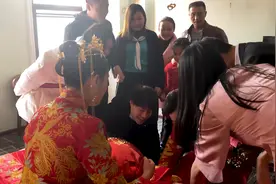 实拍一对新人结婚现场，新娘子惊艳了全场，新郎官笑得合不拢嘴视频封面