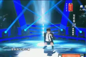 帅哥唱歌太激动，直接跪在地上去了！这也太陶醉在歌里了！视频封面