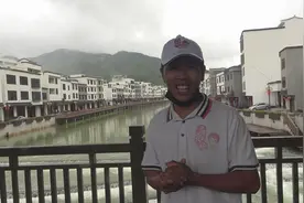 小池游览信宜的美丽乡村，河边民宿一排排很漂亮，自然环境特别好视频封面