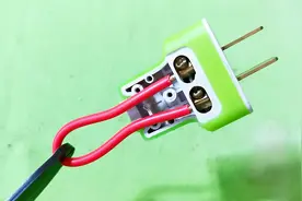 怎么做防触电插头？为什么一送电就跳闸？教你一招，再不会触电了视频封面
