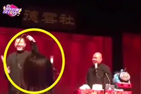 张鹤伦唱套马杆，女观众送上皮鞭，张：缺一蜡烛，女观众真给力