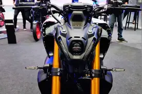 2022款雅马哈特别版街车MT-09，外观犀利拉风，配ABS，油耗4.6视频封面