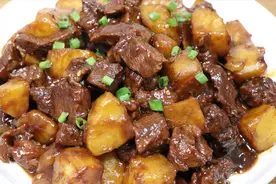 土豆炖牛肉的做法，牛肉软烂入味，土豆软糯，上桌连汤汁都不剩