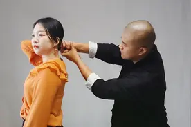 有人使劲拽你头发，无论你想怎么反击，一定要先这么做