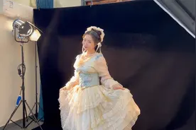 小七第一次尝试穿洛丽塔拍摄，可可爱爱的，把自己都搞得不自在了