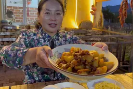 东北农村生活，筋头巴脑炖土豆，咱小院的灯光效果杠杠的视频封面