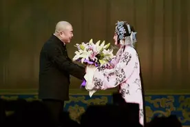 大连京剧院院长杨赤给张火丁献花，喊好声浪太大了视频封面