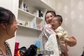 6个月的宝宝真爱笑，姥姥拿手帕逗宝宝，把宝宝逗的笑个不停