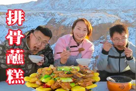 春姐教你创新吃法“排骨蘸糕”特色小米年糕蘸着肉汁，看着都解馋