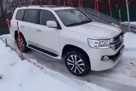 丰田兰德酷路泽雪地四驱越野，一脚油门下去，霸气上演视频封面