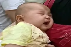 萌娃从床上掉地上后一直哭，委屈的小模样，让妈妈愧疚又心疼！视频封面