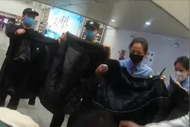 意外总是意料之外！21岁女子火车站突然腹痛，站着将孩子生了下来视频封面