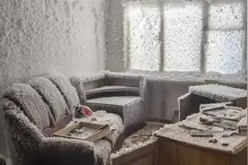 -50℃俄罗斯小镇变鬼城，大雪覆盖地表，寒冰钻进屋冰封所有家具视频封面
