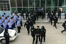 鹰与枭：公安抓捕最大的毒枭，全市武警特警出动，抓捕现场壮观视频封面