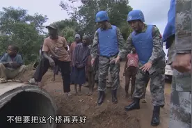 中国维和部队在利比里亚运输物资，刚进入原始森林，就遇到大麻烦视频封面