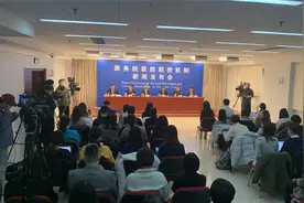 国家移民管理局：坚持从严出入境政策 执行非必要非紧急不出境视频封面
