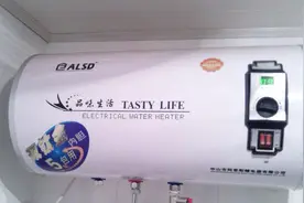 用电热水器洗澡时，要不要断电拔掉插头？多数人做错了，快看看视频封面
