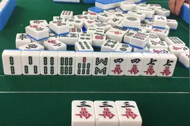大婶还是那个大婶，麻将桌上依然霸气外露，怪不得年轻人不敢上视频封面