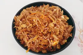 北方人最爱的鸡蛋炒饼，3块钱做一大盘，配上红油辣子好吃又美味视频封面